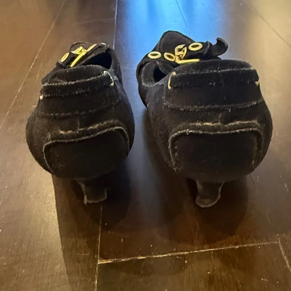 Elegant Black Suede Women's Shoes with Gold Accents - Picture 4 of 6